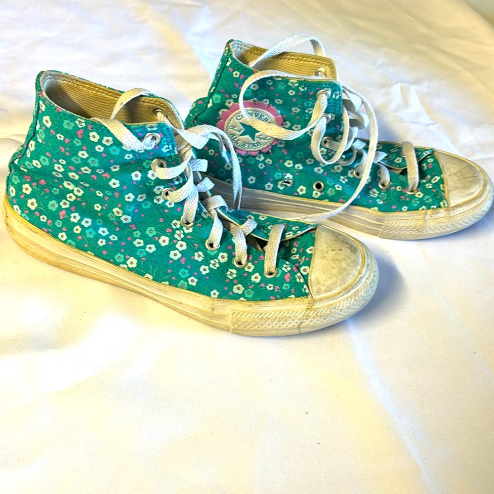 Women’s turquoise and pink and white converse All-Star size 5